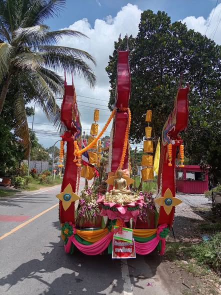 ขอเชิญประชาชนตำบลเขาพระทอง ร่วมกันลากเรือพระวัดเขาพระทองกลับเข้าวัด 
วันนี้ เวลา 14.00 น.
ณ ปากทางเข้าวัดเขาพระทอง