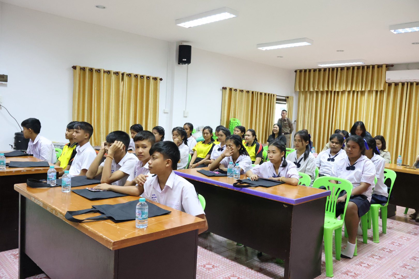 เมื่อวันจันทร์ ที่ 10 พฤศจิกายน 2568
องค์การบริหารส่วนตำบลเขาพระทอง ได้จัดโครงการสร้างภูมิคุ้มกันทางสังคมให้เด็กและเยาวชนองค์การบริหารส่วนตำบลเขาพระทอง (โตไปไม่โกง) เพื่อปลูกฝังคุณธรรม จริยธรรม และค่านิยมที่ดีให้แก่เด็กและเยาวชน