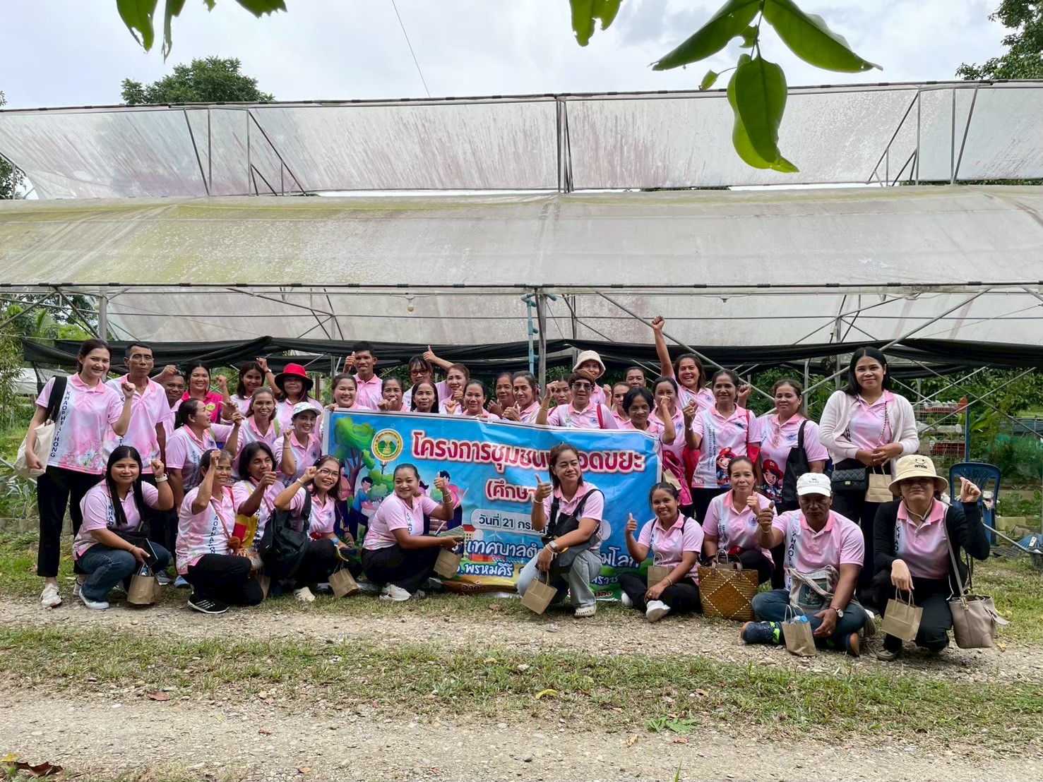 โครงการชุมชนปลอดขยะ ประจำปีงบประมาณ 2568 เป็นกิจกรรมที่มุ่งเน้นการสร้างจิตสำนึกให้ประชาชนในชุมชนมีความรับผิดชอบต่อสังคมและสิ่งแวดล้อม โดยส่งเสริมให้ประชาชนร่วมกันคัดแยกขยะ ลดปริมาณขยะ และกำจัดขยะอย่างถูกวิธี อันเป็นการปลูกฝังคุณธรรม จริยธรรม และสร้างวินัยในการดำรงชีวิตร่วมกันในสังคม ทั้งยังเป็นการส่งเสริมหลักธรรมาภิบาลในด้านความโปร่งใส ความรับผิดชอบ ความคุ้มค่า และการมีส่วนร่วมของทุกภาคส่วนในชุมชน

การดำเนินโครงการดังกล่าว ยังเป็นการสนับสนุนการป้องกันการทุจริตในระดับชุมชน โดยสร้างค่านิยมในการใช้ทรัพยากรอย่างคุ้มค่า ซื่อสัตย์สุจริต และมีจิตสาธารณะ ลดพฤติกรรมการเอื้อประโยชน์ส่วนตน และส่งเสริมให้ประชาชนมีส่วนร่วมในการตรวจสอบ ติดตาม และเสนอแนะแนวทางการบริหารจัดการขยะขององค์กรปกครองส่วนท้องถิ่นอย่างเปิดเผยและเป็นธรรม

นอกจากนี้ ผู้บริหารองค์กรปกครองส่วนท้องถิ่นยังมีบทบาทสำคัญในการส่งเสริมและสนับสนุนการดำเนินโครงการ โดยแสดงเจตนารมณ์ในการบริหารงานด้วยหลักคุณธรรมและธรรมาภิบาล เป็นแบบอย่างที่ดีในการรักษาความสะอาด การลดใช้ทรัพยากรที่ก่อให้เกิดขยะ และสนับสนุนให้ประชาชน หน่วยงานภาครัฐ ภาคเอกชน โรงเรียน วัด และกลุ่มองค์กรต่าง ๆ เข้ามามีส่วนร่วมในการดำเนินกิจกรรมอย่างต่อเนื่อง เพื่อสร้างความเข้มแข็งให้ชุมชนสามารถบริหารจัดการขยะได้อย่างยั่งยืน

ผลที่คาดว่าจะได้รับ คือ ประชาชนมีความรู้ความเข้าใจเกี่ยวกับการจัดการขยะที่ถูกต้อง เกิดความร่วมมือในการรักษาความสะอาดของชุมชน ชุมชนมีสภาพแวดล้อมที่น่าอยู่ ลดปริมาณขยะและมลพิษ ตลอดจนเกิดการปลูกฝังจิตสำนึกด้านคุณธรรม จริยธรรม ความซื่อสัตย์สุจริต และการมีส่วนร่วมในการพัฒนาท้องถิ่นอย่างโปร่งใสและยั่งยืนต่อไป
